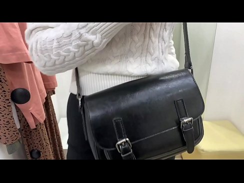 ❤️ Vieša jaunos kalės FeralBerry masturbacija su dildo aprangos kambaryje ❤️ Namų porno prie mūsų ❌️