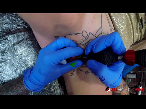❤️ Itin tatuiruota karšta Sully Savage gavo tatuiruotę ant savo klitorio ❤️ Namų porno prie mūsų ❌️